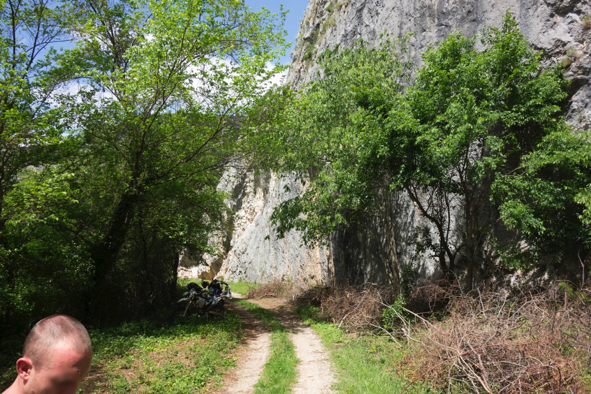 Da. Da ist die Brücke, wo sich der Weg an den Berg hinschnuggelt.