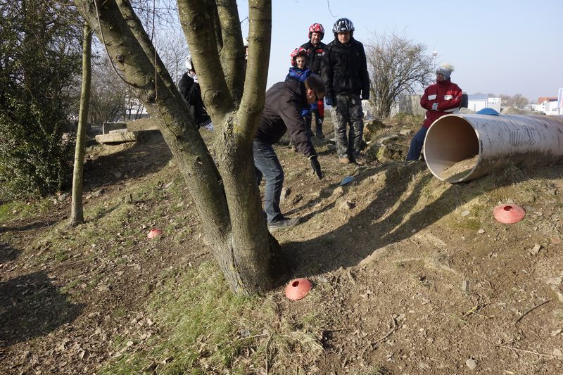 Es geht um den Baum herum, nicht einfach. Man muß sehr tief ins Motorrad. Wir bekommen die Spur sehr genau erklärt.