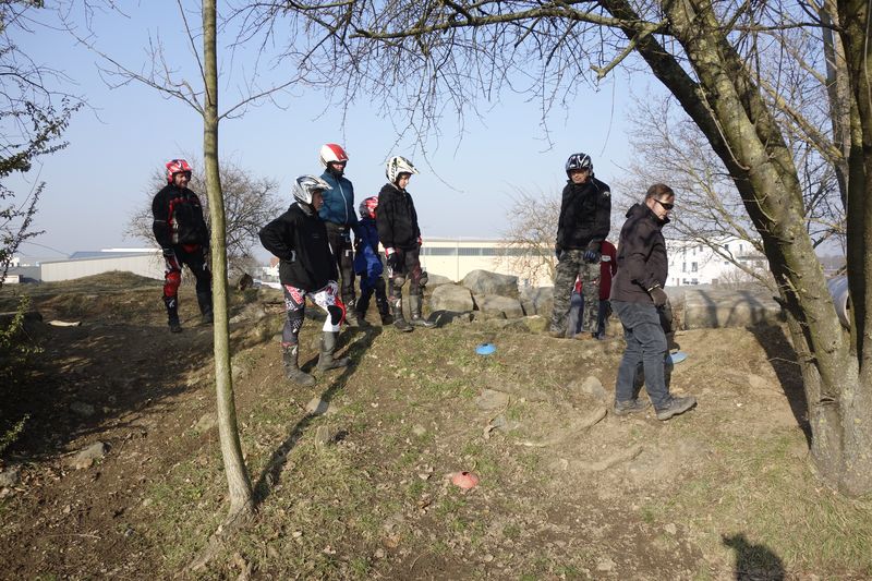 Und weiter zum nächsten Baum, um den es eng aufwärts gehen soll.